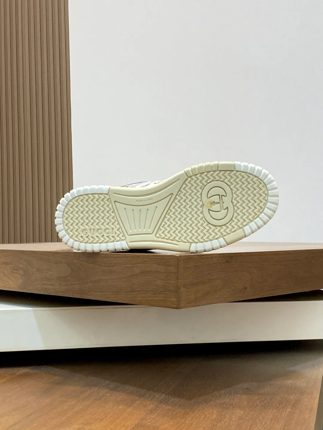 Men's Shoes 💰660 𝐆𝐮𝐜𝐜𝐢 𝐑𝐞-𝐖𝐞𝐛 As the first sneaker created by Sabato De Sarno for Gucci, the Re-Web series reinterprets the brand's classic stripes and sets off the modern silhouette design with bold and unique details. These shoes are crafted from white leather. This new sneaker is ingeniously decorated with many of the brand's classic details, and is equipped with a bright red and green webbing tongue, which will make people fall in love at first sight. White leather treated with a special process for softness and luster, with an embossed grainy texture. Script Gucci logo and interlocking G web label with Interlocking G and script Gucci logo. Rubber outsole with interlocking G detail eyelets. Web tongue. Size: 39-44 (customized for sizes 38 and 45)